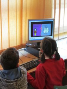 Niños utilizando un ordenador