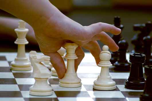Mano de niño y ajedrez