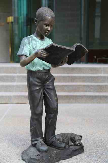 Statue reading